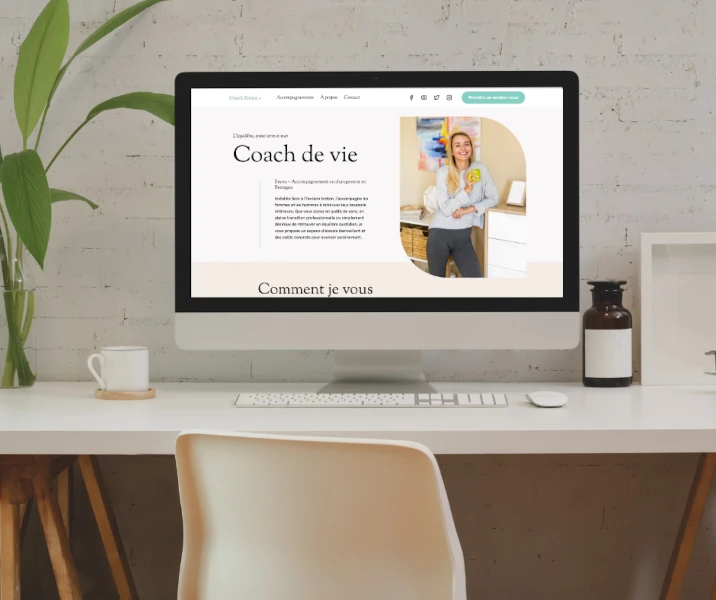 Réalisation d'un site web pour coach de vie à Quimperlé par Numévia. Aperçu du design épuré sur un écran d'ordinateur de bureau.