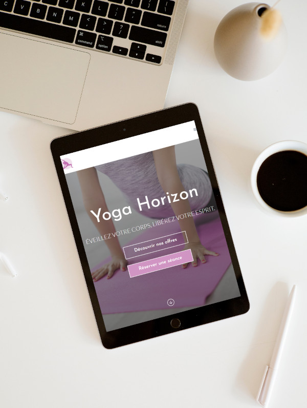 Création d'un site internet professionnel pour un studio de Yoga par Numévia. Aperçu responsive sur tablette dans un bureau zen, montrant la page d'accueil avec réservation.
